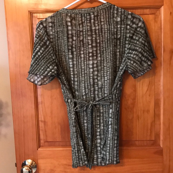 Nine & Co Large lightweight top with tie back. - Picture 4 of 5